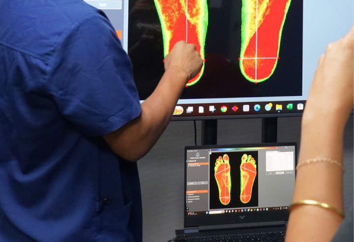 Especialista explicando el mapa de presiones del pie en pantalla
