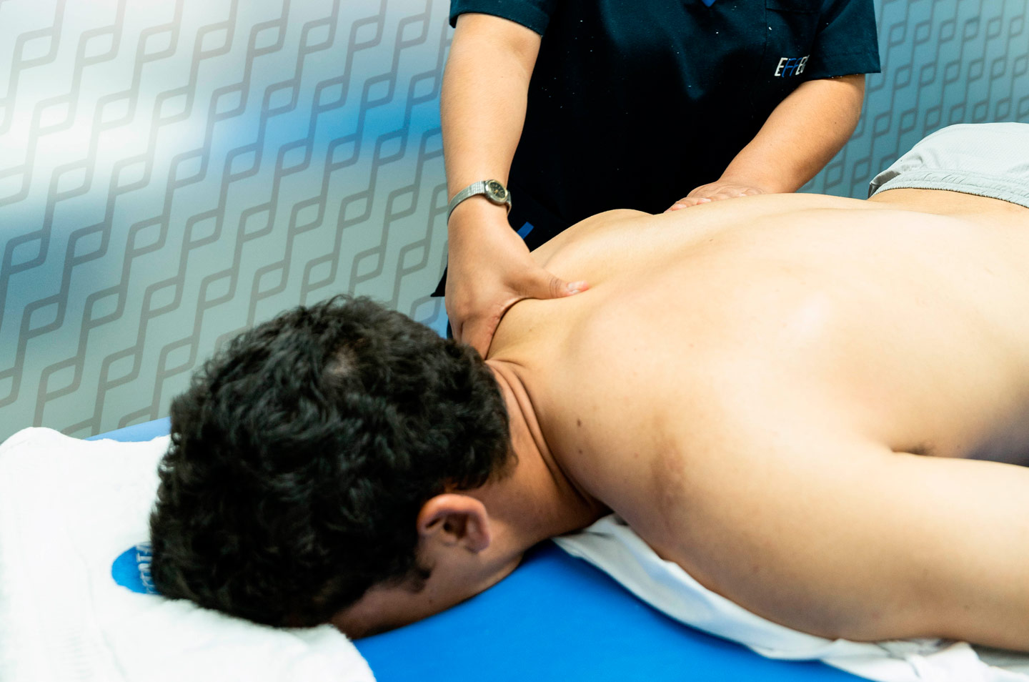 Paciente recibiendo terapia manual